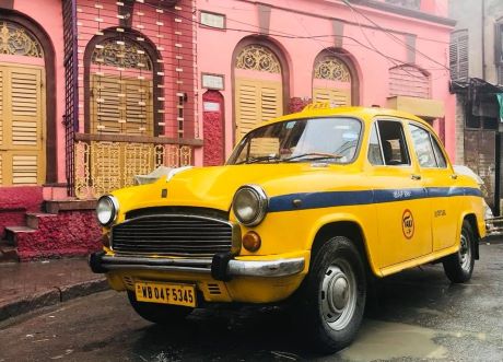 hai loại taxi màu vàng và màu trắng phổ biến ở New Delhi