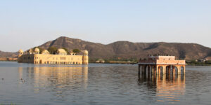 Cung điện Jal Mahal giữa hồ