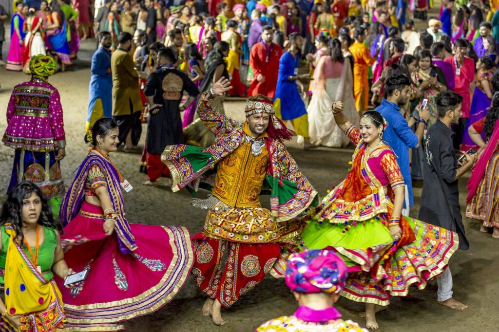 Mọi người cùng nhau nhảy múa nhân dịp lễ hội Navratri - một trong những lễ hội nổi tiếng